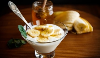 Banan, jogurt i miód na stopy. Naturalny patent na gładkie pięty bez drogich kosmetyków