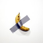 Banan przyklejony do ściany sprzedany za... 120 tys. dolarów