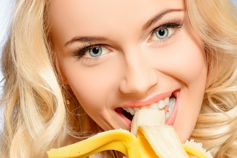 Banan to świetne rozwiązanie nie tylko w kuchni, ale też w kosmetyce i codziennych pracach domowych /123RF/PICSEL