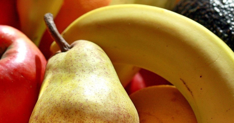 Банан у 100 грамах містить близько 90 ккал - помітно більше, ніж груша (до 60 ккал) /pixabay.com