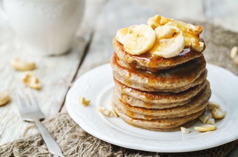 Bananowe placuszki to idealny pomysł na szybkie, niedzielne śniadanie /123RF/PICSEL