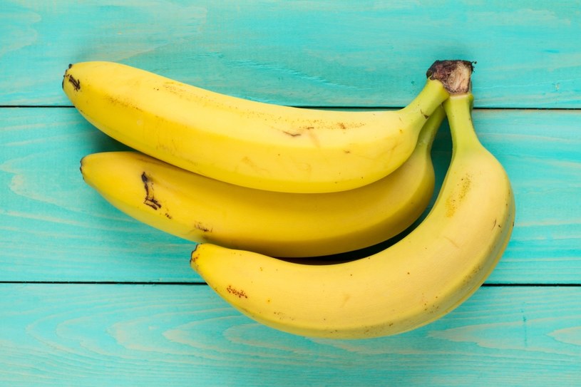 Banany to popularne owoce, o licznych wartościach odżywczych. Jak powinny wyglądać, by nadawały się do spożycia? /123RF/PICSEL
