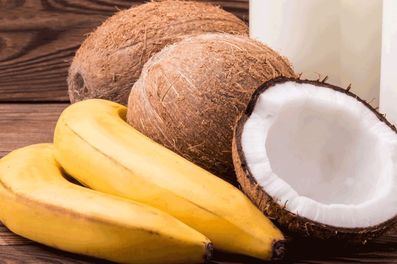 Banany zawierają  enzymy, które stymulują wzrost zdrowych komórek skóry /123RF/PICSEL
