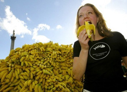 Banany zawierają witaminy z grupy B, witaminę C i magnez, a także tryptofan /AFP
