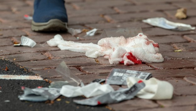 Bandaże w miejscu ataku w Christchurch /Martin Hunter /PAP/EPA