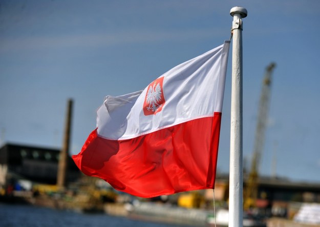 Bandera Polski na statku Odra Queen /Marcin Bielecki /PAP