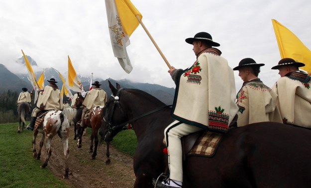 Banderia konna przejechała ulicami Zakopanego do Sanktuarium na Krzeptówkach /Grzegorz Momot /PAP