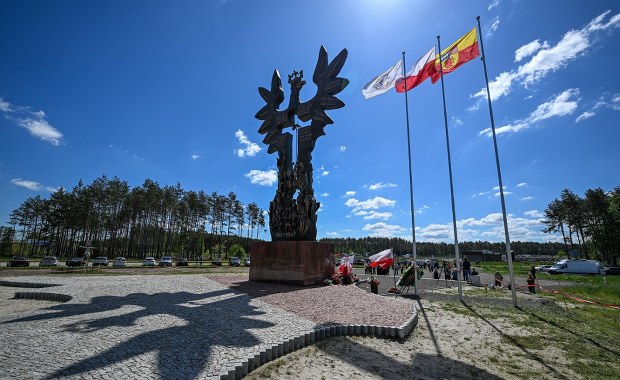 Banderowska flaga i "Chwała UPA" na pomniku. 17-letni Ukrainiec w rękach ABW