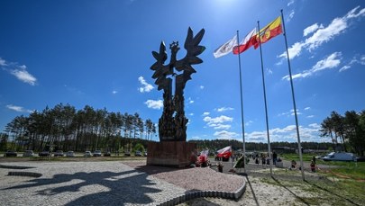 Banderowska flaga i "Chwała UPA" na pomniku. 17-letni Ukrainiec w rękach ABW