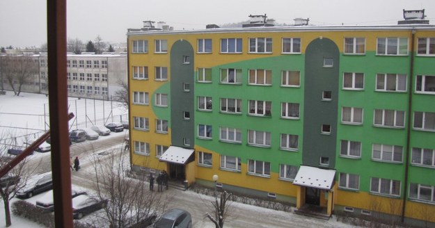 Bandyta strzelał do policji z mieszkania na 3. piętrze. W jego oknach widać opuszczone zielone rolety /Fot. Krzysztof Kot /RMF FM
