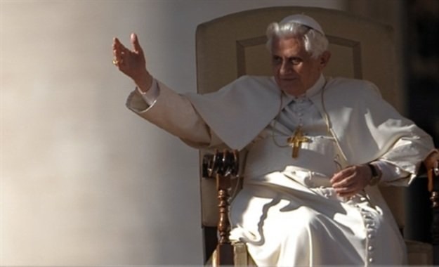 Banedykt XVI ostrzega przed izolacją wynikającą z nadmiernego korzystania z sieci /AFP