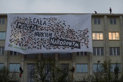 Baner aktywistów na budynku MŚ 