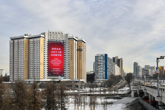 Baner na budynku w Moskwie witający Xi Jinping /XINHUA / Cao Yang  /PAP/EPA