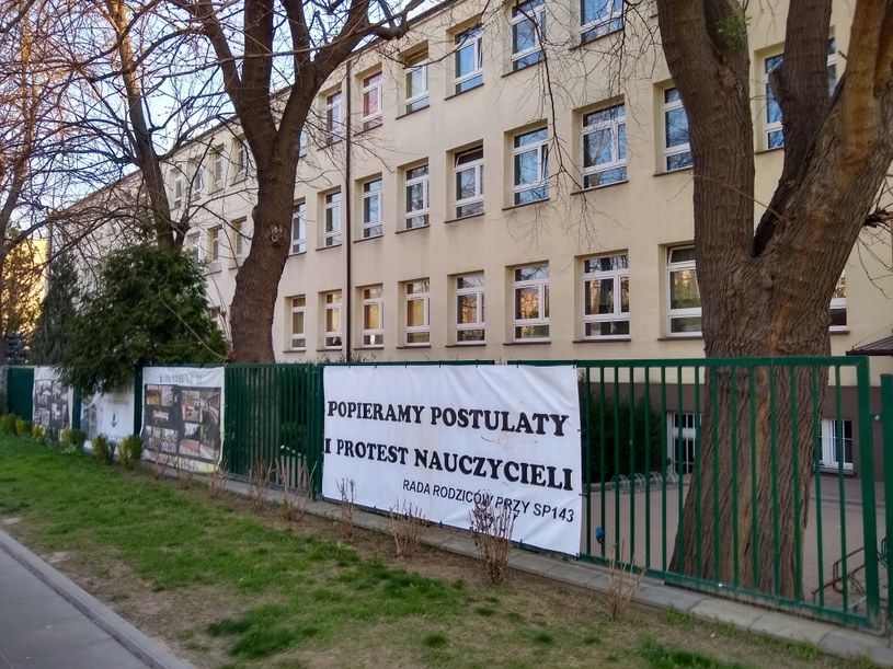 Baner na ogrodzeniu wokół SP143 w Warszawie z napisem "Popieramy postulaty i protest nauczycieli", pod którym podpisała się rada rodziców /INTERIA.PL