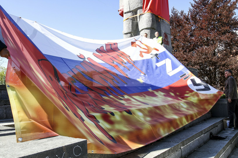 Baner na Pomniku Wdzięczności Armii Czerwonej w Olsztynie /Artur Szczepanski/REPORTER /East News