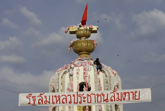 Baner oraz kukły powieszone na Pomniku Demokracji w Bangkoku /NARONG SANGNAK    /PAP/EPA