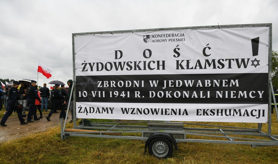 Baner przy drodze do miejsca pamięci /Michał Zieliński  /PAP