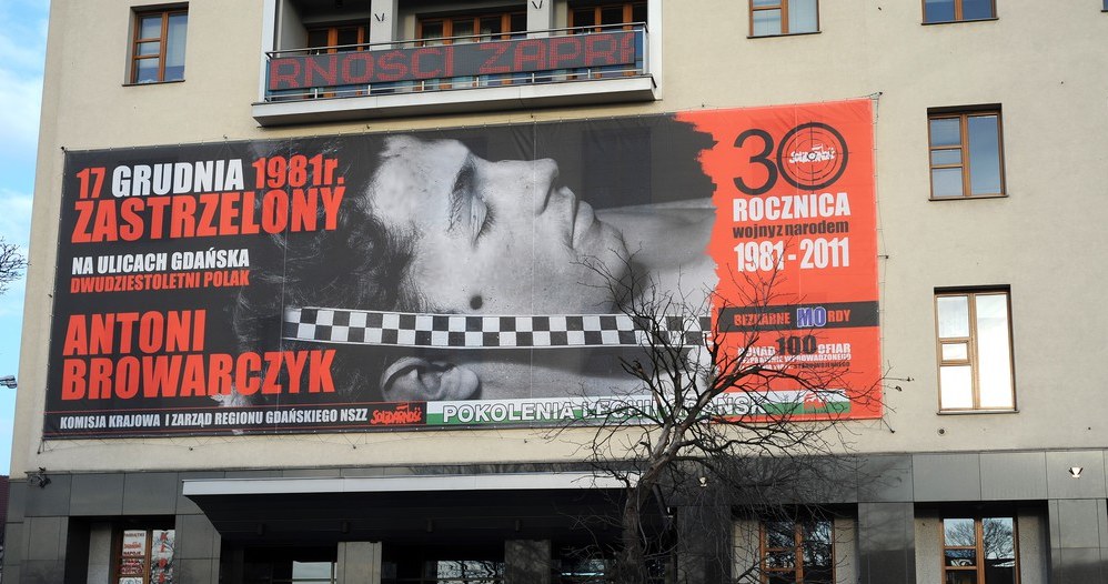 Baner upamiętniający 20-letniego Antoniego Browarczyka, jedną z pierwszych i najmłodszych ofiar stanu wojennego, Gdańsk, Komisja Krajowa NSZZ Solidarność, 2011 /Wojciech Stróżyk /Reporter