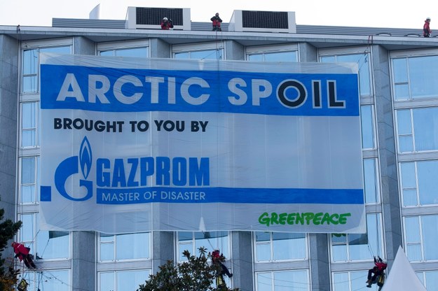 Baner wywieszony przez Greenpeace w ramach protestu przeciwko wydobyciu ropy na Arktyce /SALVATORE DI NOLFI /PAP/EPA