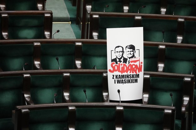 Baner z hasłem "Solidarni z Kamińskim i Wąsikiem" na sali obrad Sejmu w Warszawie /Tomasz Gzell /PAP