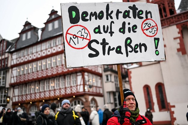 Baner z napisem "Demokraci na ulice" we Frankfurcie nad Menem /KIRILL KUDRYAVTSEV/AFP /East News