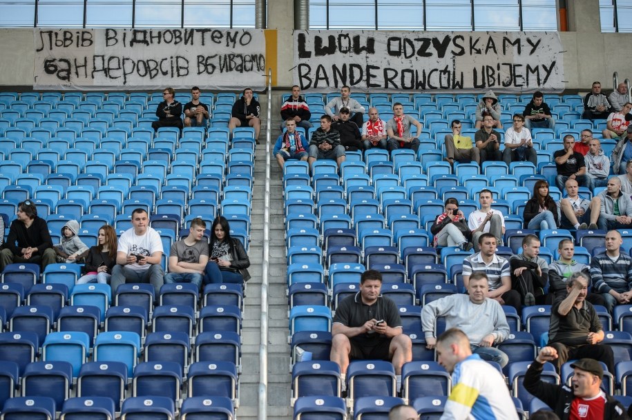 Baner z napisem "Lwów odzyskamy, banderowców ubijemy", podczas meczu rugby Pucharu Narodów Europy /Wojciech Pacewicz /PAP