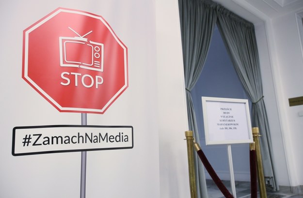 Baner z napisem "Stop #ZamachNaMedia" obok kotar w korytarzu marszałkowskim w Sejmie /Leszek Szymański /PAP