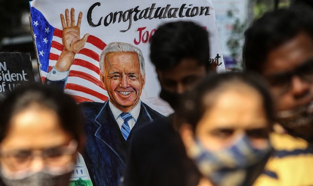 Baner z prezydentem elektem Joe Bidenem w Mumbaju /DIVYAKANT SOLANKI /PAP/EPA