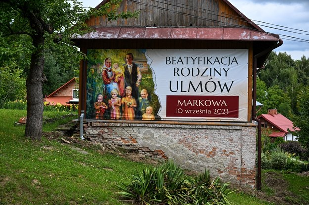Baner zapowiadający beatyfikację rodziny Ulmów na jednym ze starych domów w Markowej. Do beatyfikacji dojdzie 10 września /Darek Delmanowicz /PAP