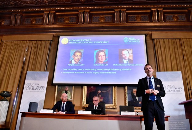 Banerjee, Duflo i Kremer laureatami Nagrody Nobla w dziedzinie ekonomii /Karin Wesslen  /PAP/EPA