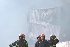 Bangladesz: 49 ofiar śmiertelnych pożaru i eksplozji w magazynie kontenerów
