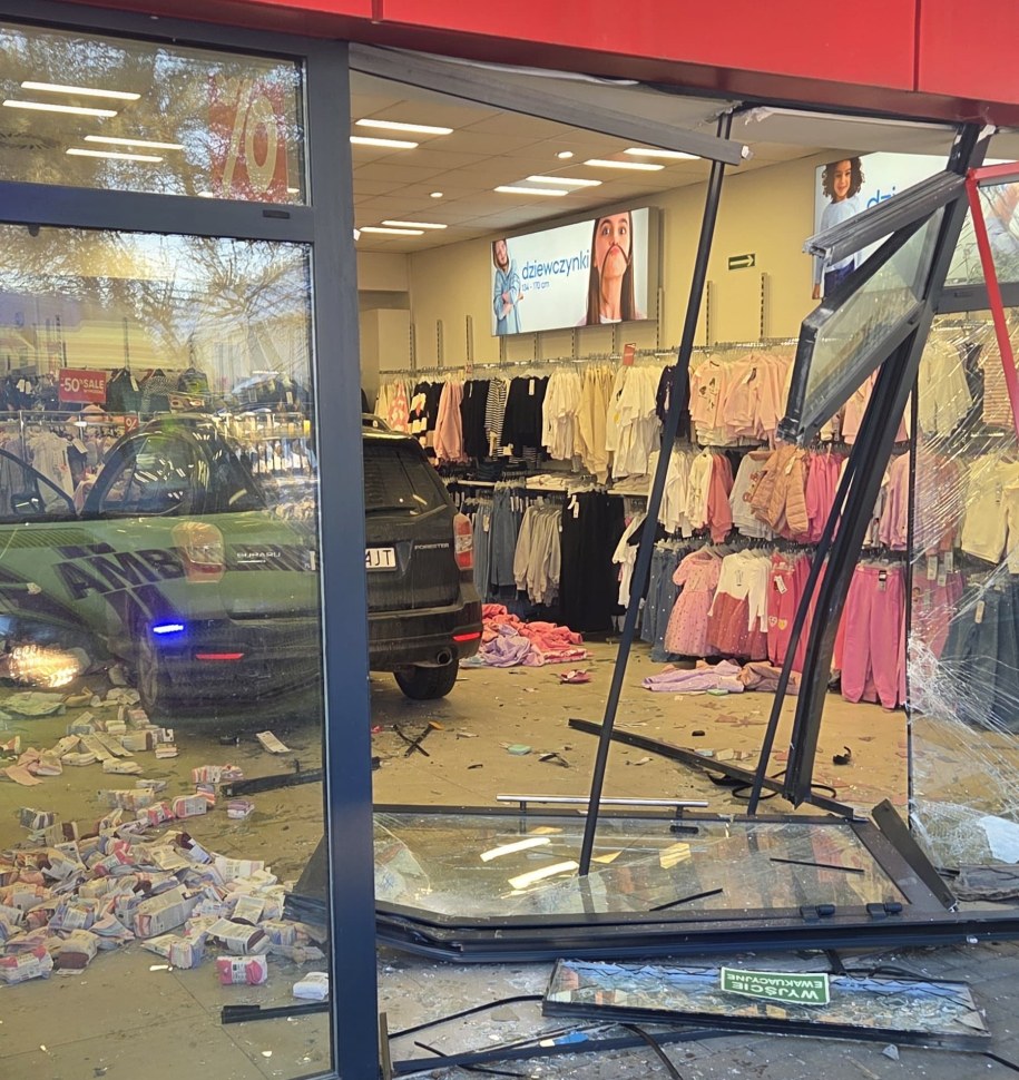 Banino. Samochód wjechał w witrynę sklepu /PSP Kartuzy /Państwowa Straż Pożarna