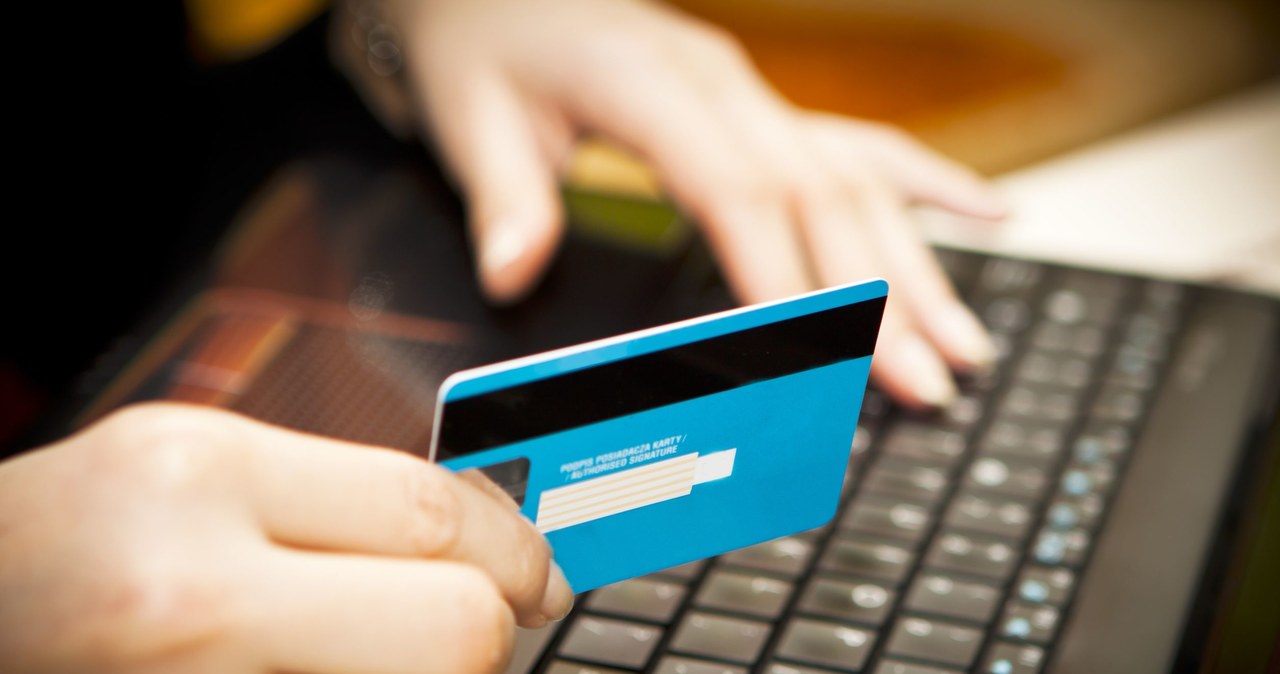 Bank apeluje o ostrożność. Oszuści wyłudzają dane osobowe i hasła /123RF/PICSEL