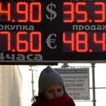 Bank centralny Rosji sprzedaje 10 mld dolarów, by bronić rubla