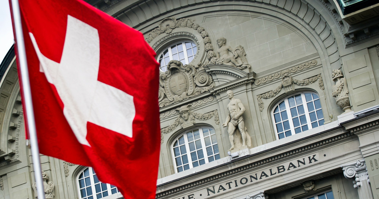 Bank centralny Szwajcarii podniósł stopy o 0,5 pkt proc. To ważna decyzja także dla "frankowiczów" /Bartosz Krupa /East News