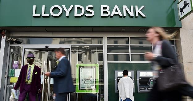 Bank Lloyds zwolni o 3000 pracowników więcej, niż wcześniej planował /EPA