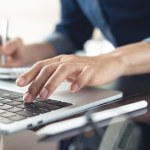 Bank może nie przepuścić przelewu. Tego lepiej nie rób, gdy wysyłasz pieniądze