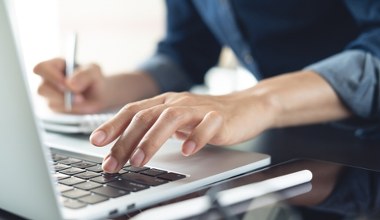 Bank może nie przepuścić przelewu. Tego lepiej nie rób, gdy wysyłasz pieniądze