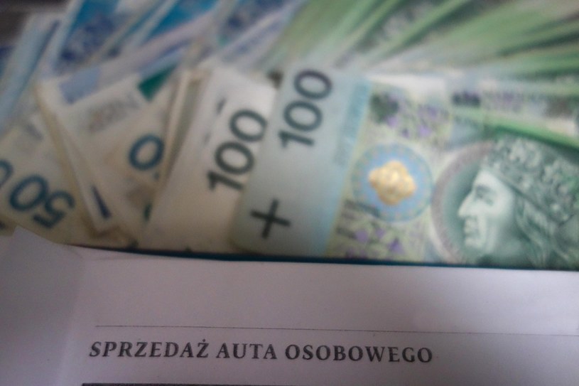 Bank nie tylko sprzeda auto, ale jeszcze udzieli finansowania /Piotr Kamionka /Reporter