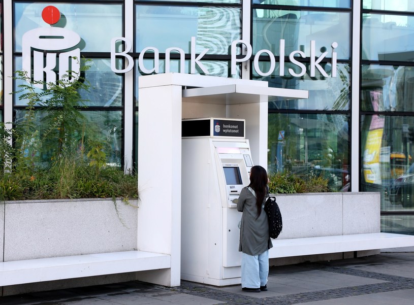 Bank PKO BP ostrzega, że  w poniedziałek (6 listopada) mogą wystąpić utrudnienia przy wypłatach z bankomatów /	Wojciech Olkuśnik /East News