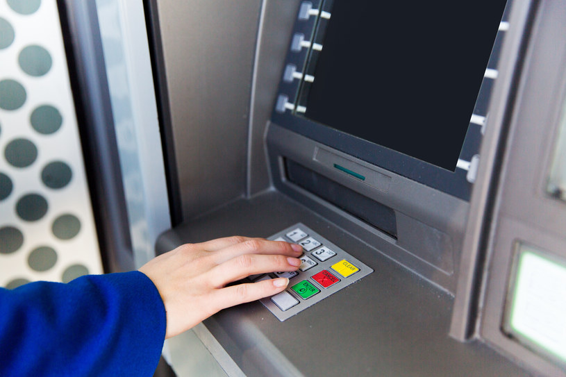 Banki nie planują zmiany limitów w bankomatach. Prognozują, że liczba tych urządzeń będzie spadała. /123RF/PICSEL