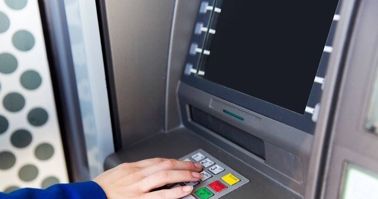 Banki nie planują zmiany limitów w bankomatach. Prognozują, że liczba tych urządzeń będzie spadała. /123RF/PICSEL