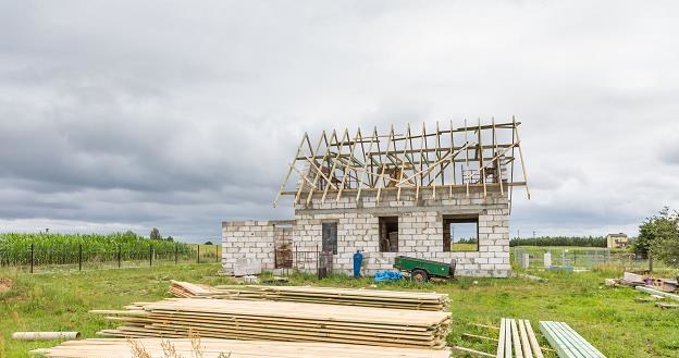 Banki ponownie zaczynają udzielać kredytów na budowę domów na działkach rolnych /&copy;123RF/PICSEL
