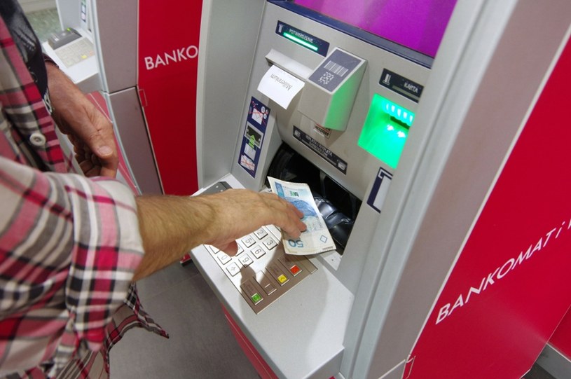 Banki regularnie modyfikują swoje taryfy opłat i prowizji /Marek Bazak /East News
