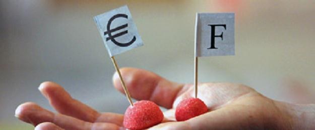 Banki rezygnują z kredytow walutowych /AFP
