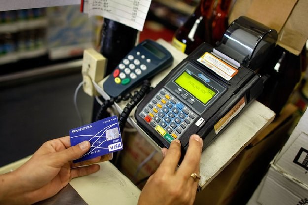 Banki wiele obiecują sobie po kartach płatniczych z chipami, licząc na ich mocne zabezpieczenia /AFP