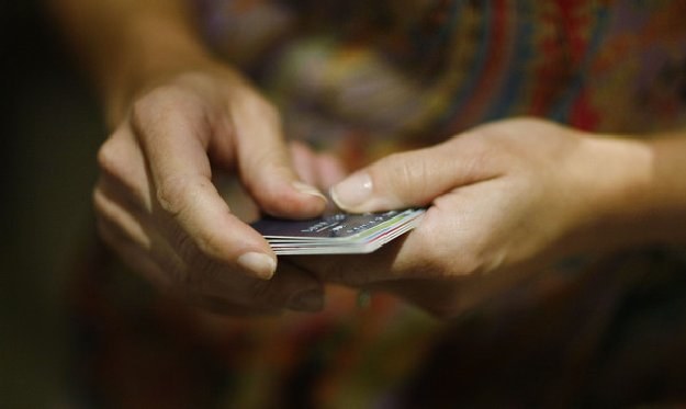 Banki zaczęły robić porządki z kartami kredytowymi /AFP