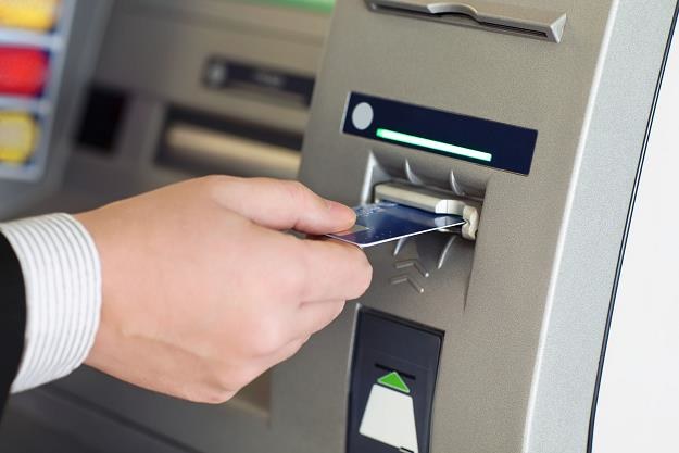 Banki zniechęciły nas do korzystania z bankomatów /&copy;123RF/PICSEL