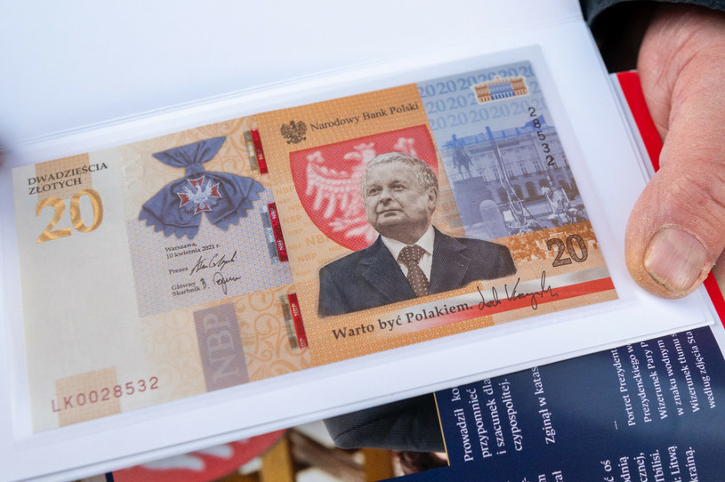 Banknot kolekcjonerski NBP "Lech Kaczyński. Warto być Polakiem" /Piotr Hukało /Agencja SE/East News