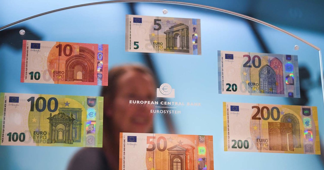 Banknoty euro, w tym nowe wersje banknotów 100 i 200 euro, których nowe zabezpieczenia mają utrudnić ich podrabianie /AFP